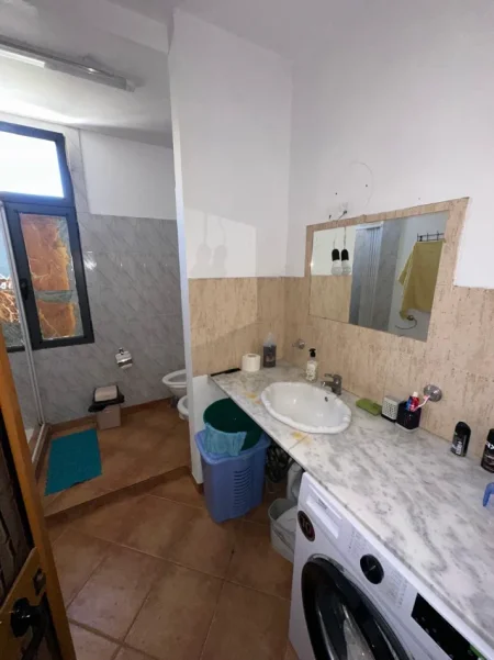 Tirane, jepet me qera apartament 1+1 , 80 m² 600 € (Rruga e Kavajës)