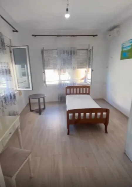 Tirane, jepet me qera apartament 3+1 Kati 2, 130 m² 500 € (MBRAPA GLOBE)