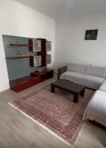Tirane, jepet me qera apartament 3+1 Kati 2, 130 m² 500 € (MBRAPA GLOBE)