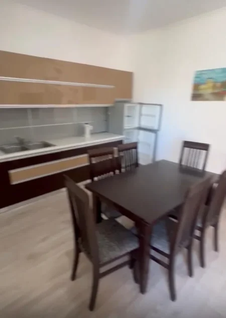 Tirane, jepet me qera apartament 3+1 Kati 2, 130 m² 500 € (MBRAPA GLOBE)