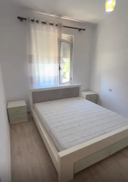 Tirane, jepet me qera apartament 3+1 Kati 2, 130 m² 500 € (MBRAPA GLOBE)