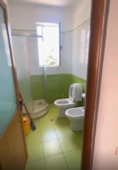 Tirane, jepet me qera apartament 3+1 Kati 2, 130 m² 500 € (MBRAPA GLOBE)