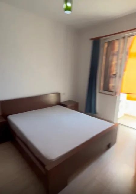 Tirane, jepet me qera apartament 3+1 Kati 2, 130 m² 500 € (MBRAPA GLOBE)