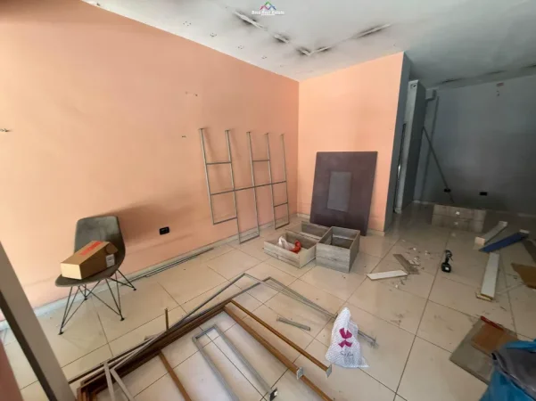 Tirane, jepet me qera dyqan Kati 0, 33 m² 850 € (rruga bardhyl)