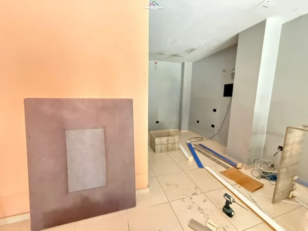 Tirane, jepet me qera dyqan Kati 0, 33 m² 850 € (rruga bardhyl)