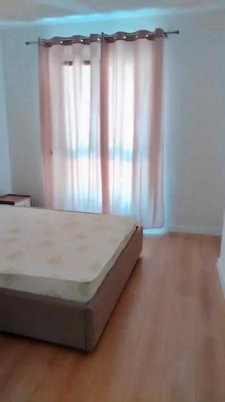 Tirane, jepet me qera apartament 1+1 , 60 m² 400 € (univers city)