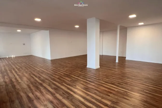 Tirane, jepet me qera zyre Kati 1, 150 m² 1.900 € (liqeni i thate)