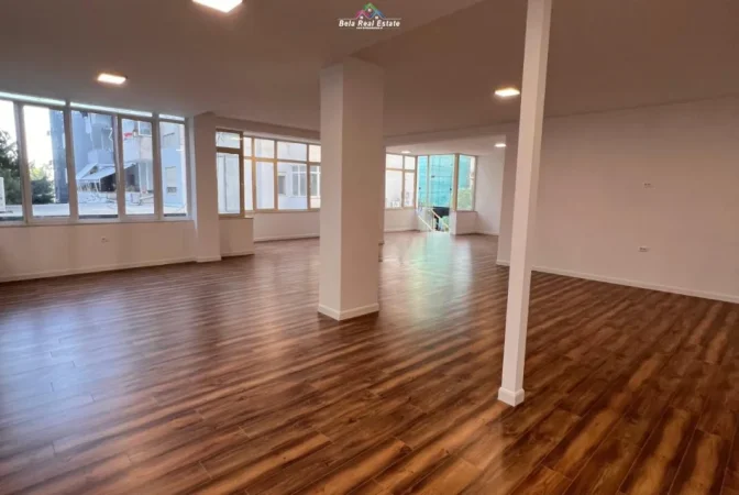 Tirane, jepet me qera zyre Kati 1, 150 m² 1.900 € (liqeni i thate)
