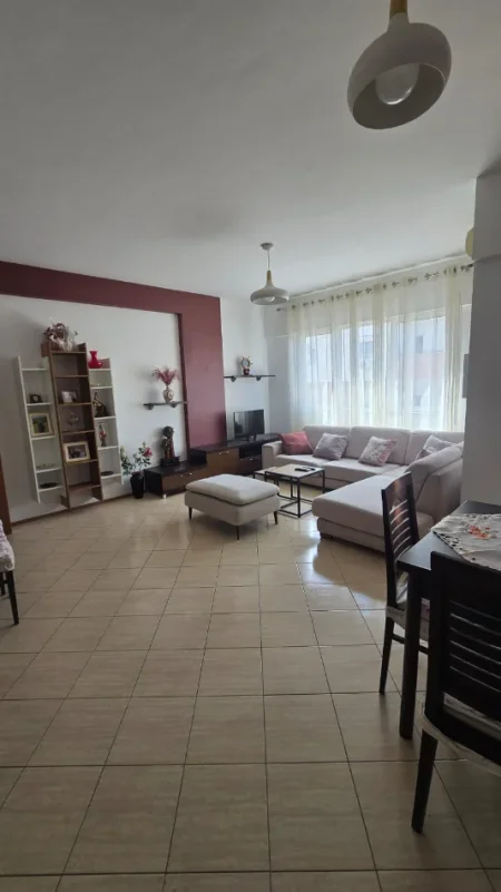 Tirane, jepet me qera apartament 2+1+Ballkon Kati 4, 106 m² 700 € (Kristal)