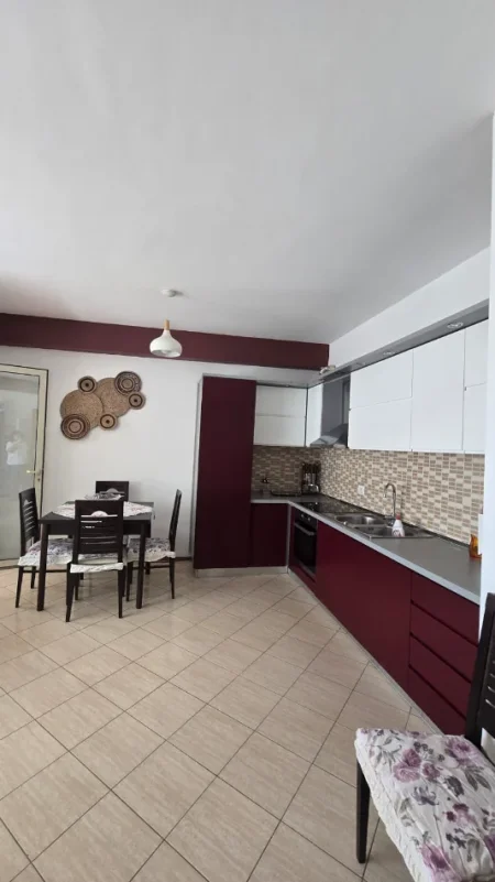 Tirane, jepet me qera apartament 2+1+Ballkon Kati 4, 106 m² 700 € (Kristal)
