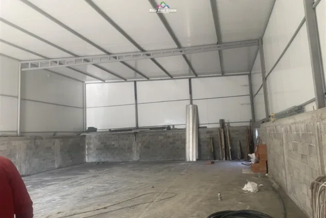 Tirane, jepet me qera magazine Kati 0, 250 m² 1.300 € (kombinat)