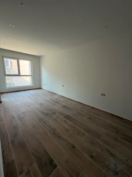 Tirane, shitet apartament Kati 3, 70 m² 140.000 € (Golem)