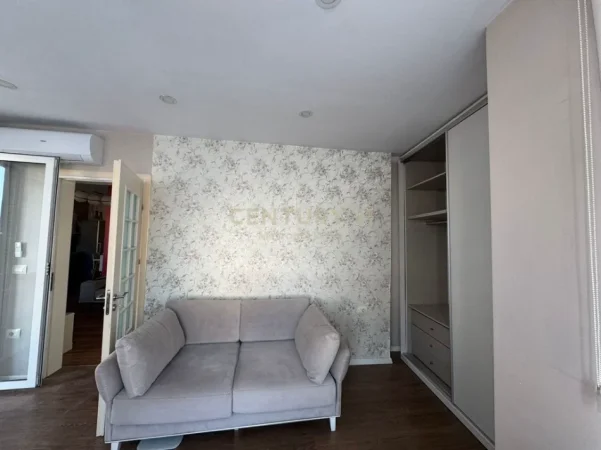 Tirane, jepet me qera apartament 2+1+Ballkon Kati 8, 110 m² 700 € (rruga e barrikadave)