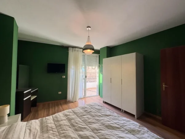 Tirane, jepet me qera apartament 2+1+Ballkon Kati 8, 110 m² 700 € (rruga e barrikadave)