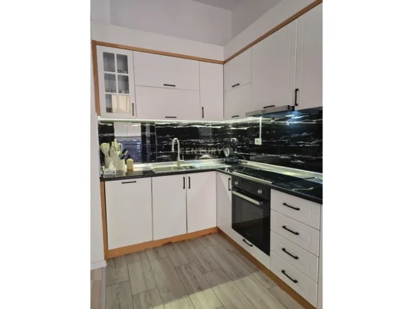 Tirane, jepet me qera apartament 2+1 Kati 7, 120 m² 1.200 € (delijorgji)