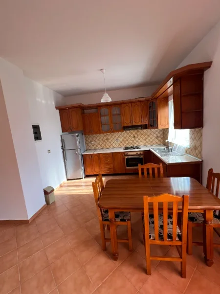Tirane, jepet me qera shtepi 2+1+Ballkon , 100 m² 400 € (Oso Kuka)