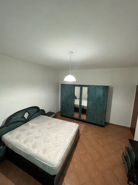 Tirane, jepet me qera shtepi 2+1+Ballkon , 100 m² 400 € (Oso Kuka)