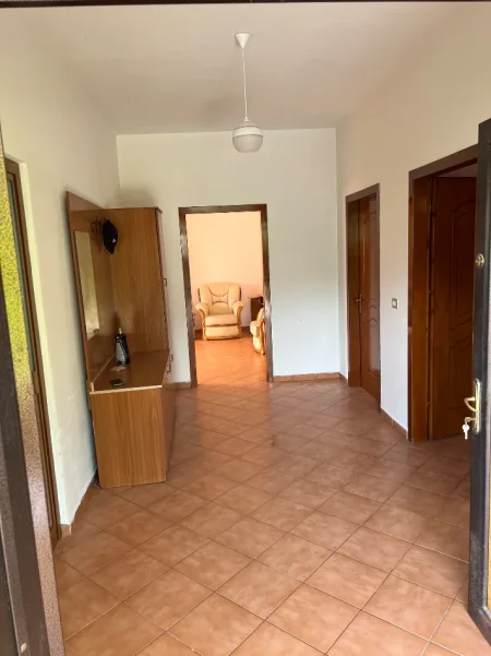 Tirane, jepet me qera shtepi 2+1+Ballkon , 100 m² 400 € (Oso Kuka)