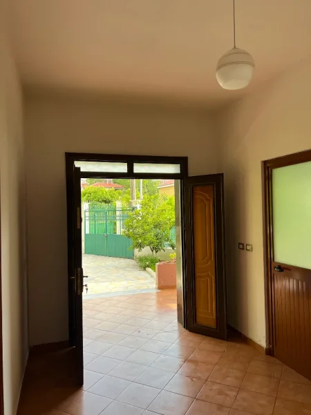 Tirane, jepet me qera shtepi 2+1+Ballkon , 100 m² 400 € (Oso Kuka)