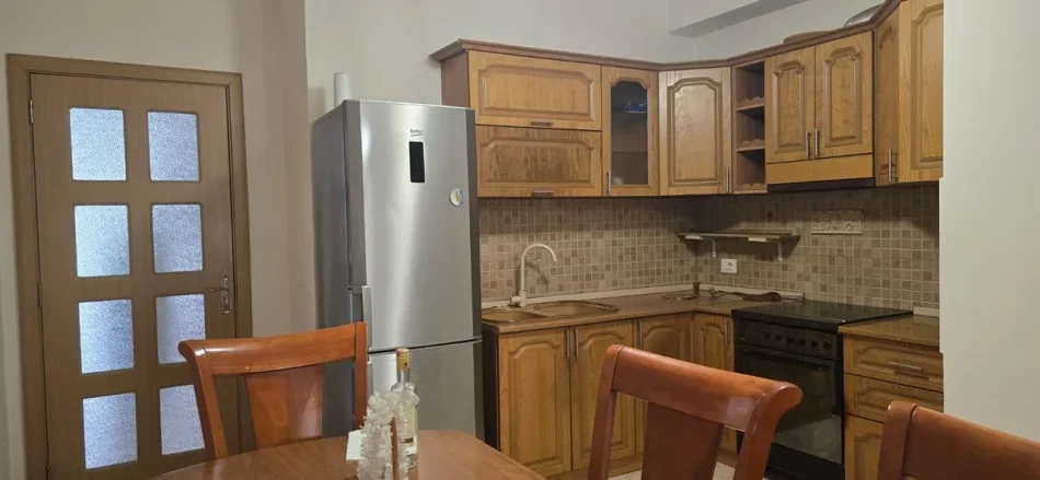 Tirane, jepet me qera apartament 2+1 Kati 2, 100 m² 450 € (Astir)