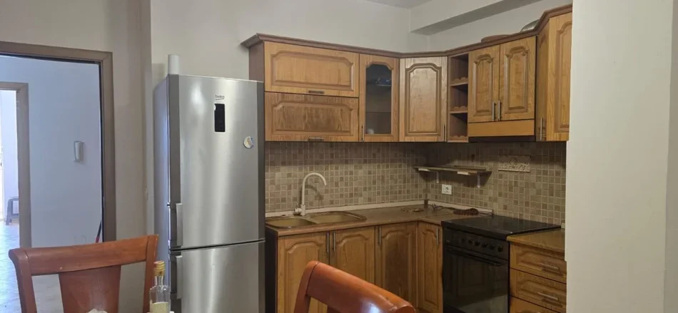 Tirane, jepet me qera apartament 2+1 Kati 2, 100 m² 450 € (Astir)