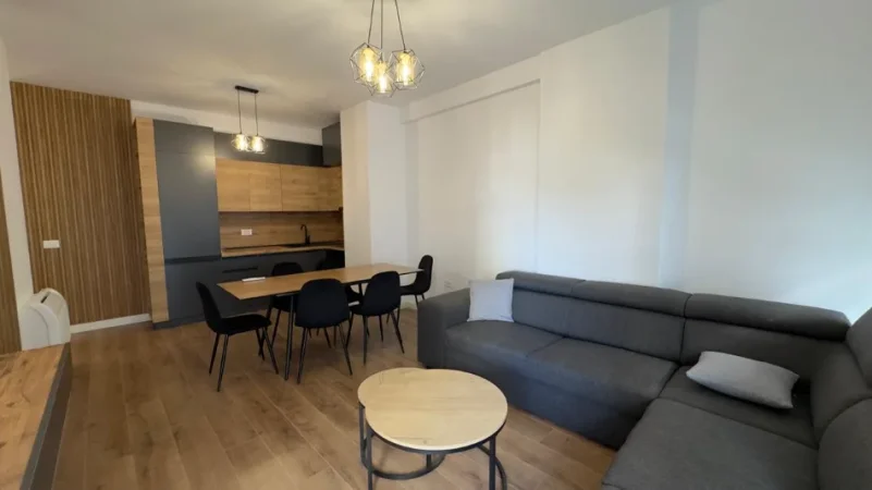 Tirane, jepet me qera apartament 2+1+Aneks+Ballkon , 600 € (qtu , univers city)