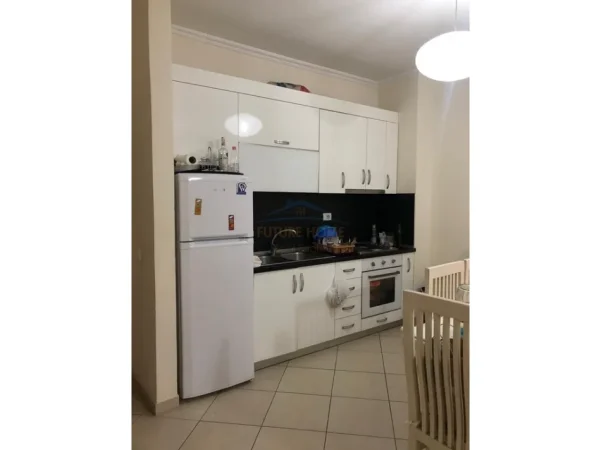 Tirane, jepet me qera apartament 2+1+Ballkon Kati 3, 85 m² 500 € (Unaza e Re)