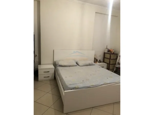 Tirane, jepet me qera apartament 2+1+Ballkon Kati 3, 85 m² 500 € (Unaza e Re)