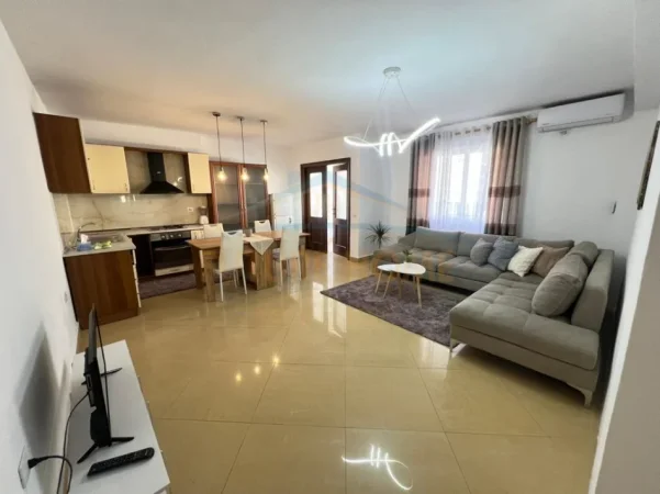 Tirane, jepet me qera apartament 2+1+Ballkon Kati 4, 85 m² 700 € (Qender)