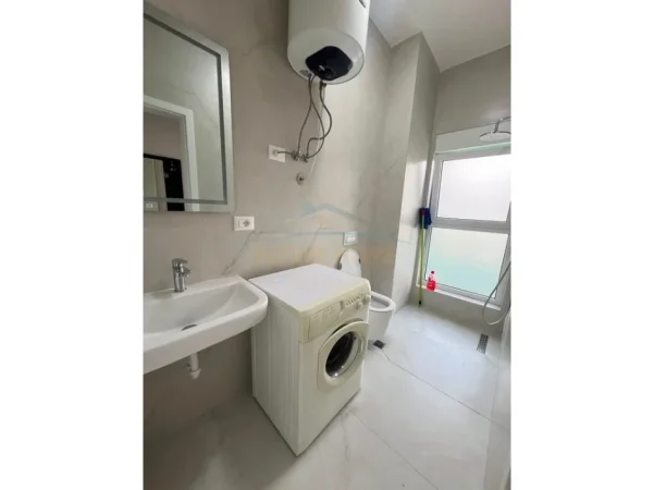 Tirane, jepet me qera apartament 2+1+Ballkon Kati 5, 70 m² 500 € (Ali Demi)