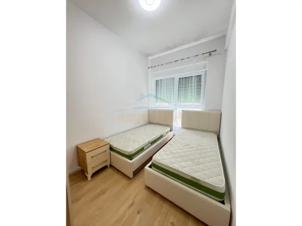 Tirane, jepet me qera apartament 2+1+Ballkon Kati 5, 70 m² 500 € (Ali Demi)