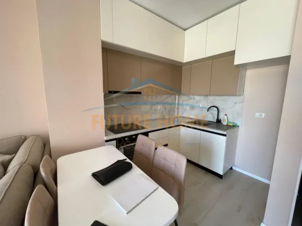 Tirane, jepet me qera apartament 1+1+Ballkon Kati 7, 65 m² 470 € (QTU)