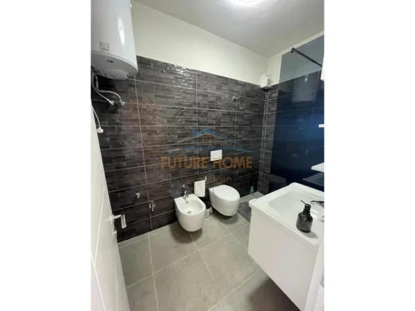 Tirane, jepet me qera apartament 1+1+Ballkon Kati 7, 65 m² 470 € (QTU)