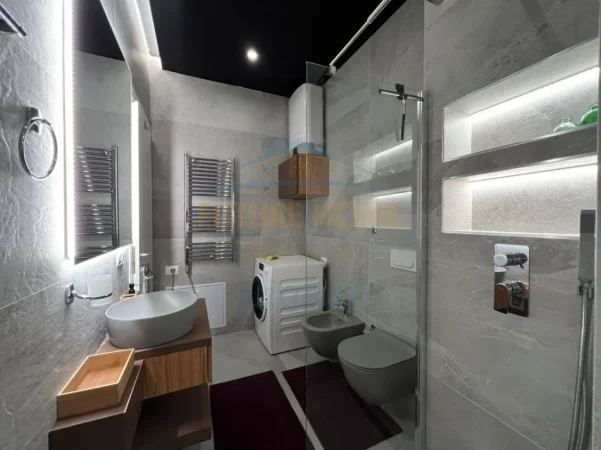Tirane, jepet me qera apartament 1+1+Ballkon Kati 4, 74 m² 1.200 € (Liqeni i Thate)