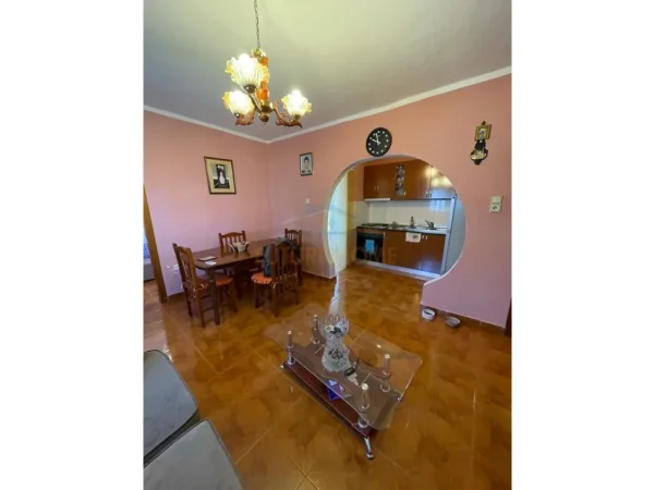 Tirane, jepet me qera apartament 2+1+Ballkon Kati 3, 75 m² 500 € (Parku)