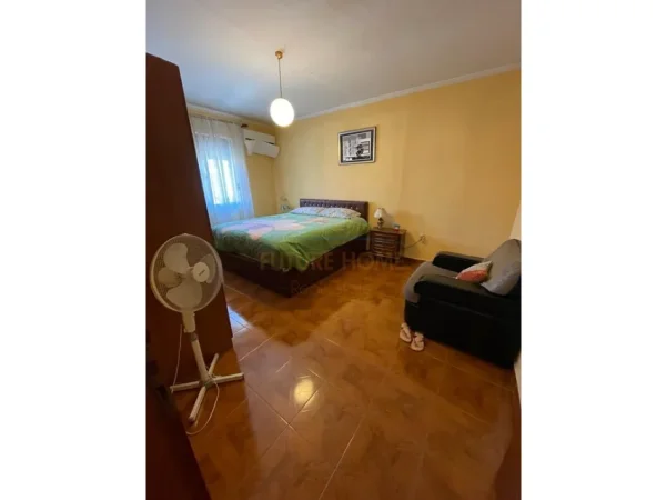 Tirane, jepet me qera apartament 2+1+Ballkon Kati 3, 75 m² 500 € (Parku)