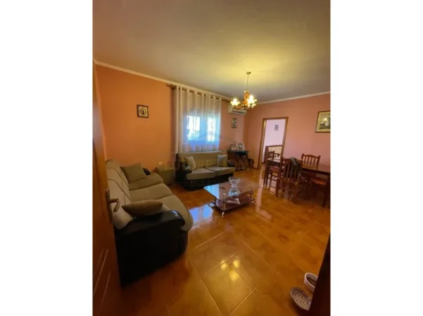 Tirane, jepet me qera apartament 2+1+Ballkon Kati 3, 75 m² 500 € (Parku)