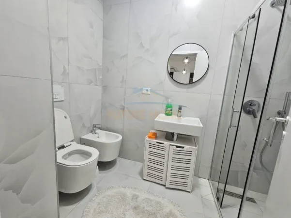 Tirane, jepet me qera apartament 1+1+Ballkon Kati 3, 40 m² 400 € (Fresku)