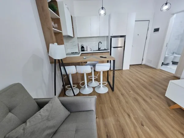 Tirane, jepet me qera apartament 1+1+Ballkon Kati 3, 40 m² 400 € (Fresku)