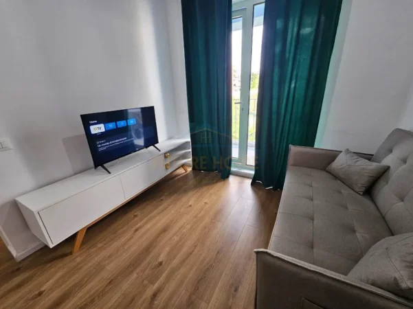 Tirane, jepet me qera apartament 1+1+Ballkon Kati 3, 40 m² 400 € (Fresku)