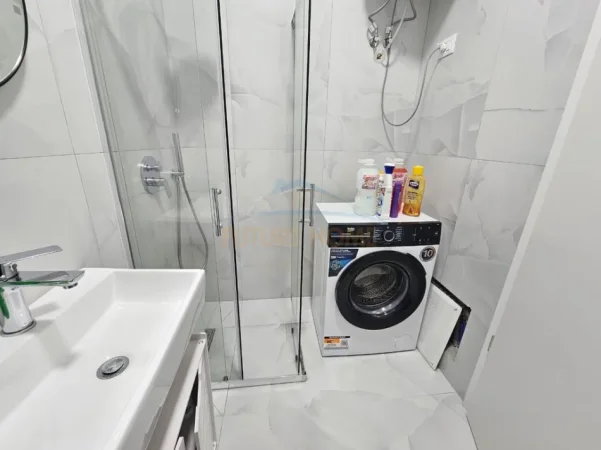 Tirane, jepet me qera apartament 1+1+Ballkon Kati 3, 40 m² 400 € (Fresku)
