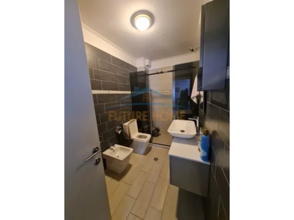 Tirane, jepet me qera apartament 2+1+Ballkon Kati 2, 127 m² 800 € (Kopshti Botanik)