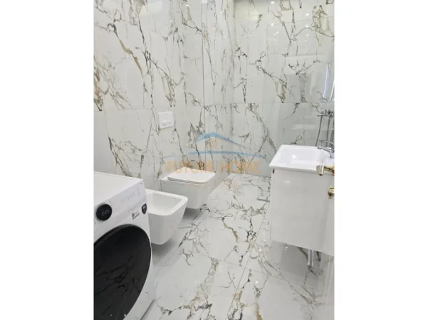 Tirane, jepet me qera apartament 1+1+Ballkon Kati 5, 77 m² 580 € (Paskuqan)