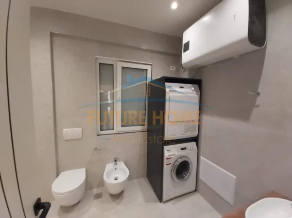 Tirane, jepet me qera apartament 2+1+Ballkon Kati 3, 102 m² 1.000 € (Rruga e Barrikadave)