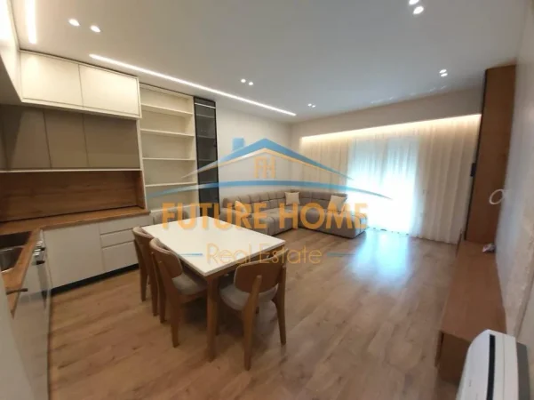 Tirane, jepet me qera apartament 2+1+Ballkon Kati 3, 102 m² 1.000 € (Rruga e Barrikadave)