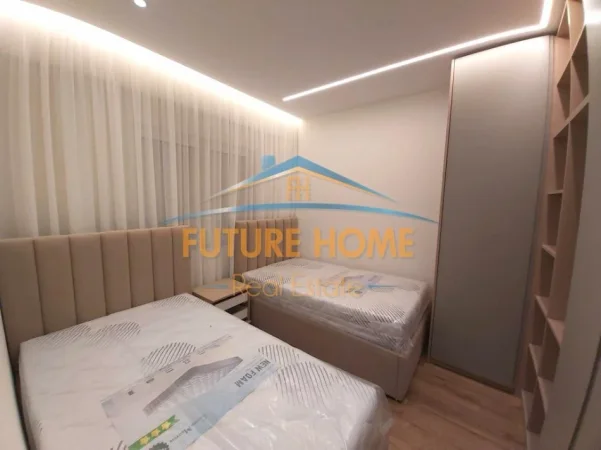 Tirane, jepet me qera apartament 2+1+Ballkon Kati 3, 102 m² 1.000 € (Rruga e Barrikadave)