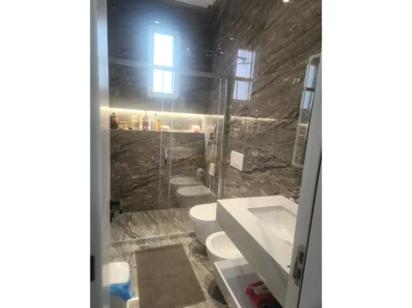 Tirane, jepet me qera apartament 2+1+Ballkon Kati 2, 90 m² 800 € (Rruga e Elbasanit)