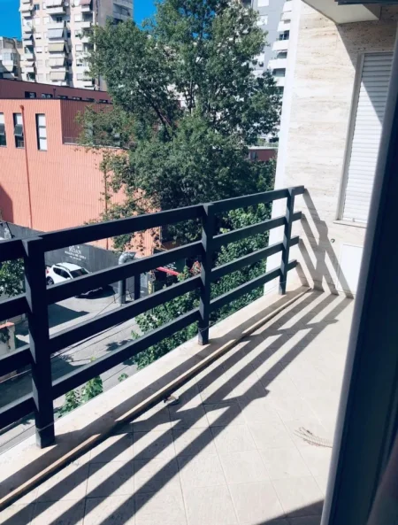 Tirane, jepet me qera apartament 2+1 Kati 2, 105 m² 700 € (Selvia)