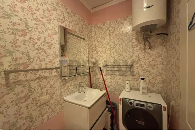 Tirane, jepet me qera apartament 1+1 Kati 2, 50 m² 550 € (Rruga barikadave)