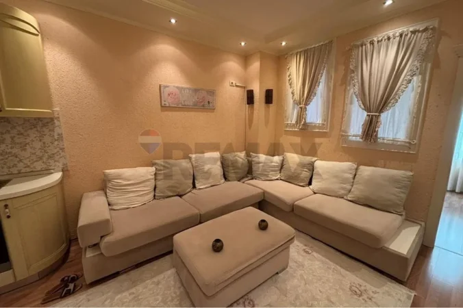 Tirane, jepet me qera apartament 1+1 Kati 2, 50 m² 550 € (Rruga barikadave)